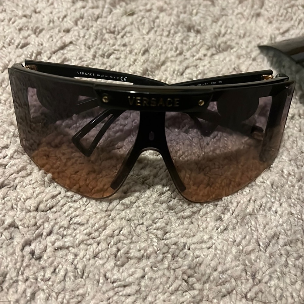 Versace 4393 GB1/87 Sunglasses Black/Grey Extra Interchangeable Lense